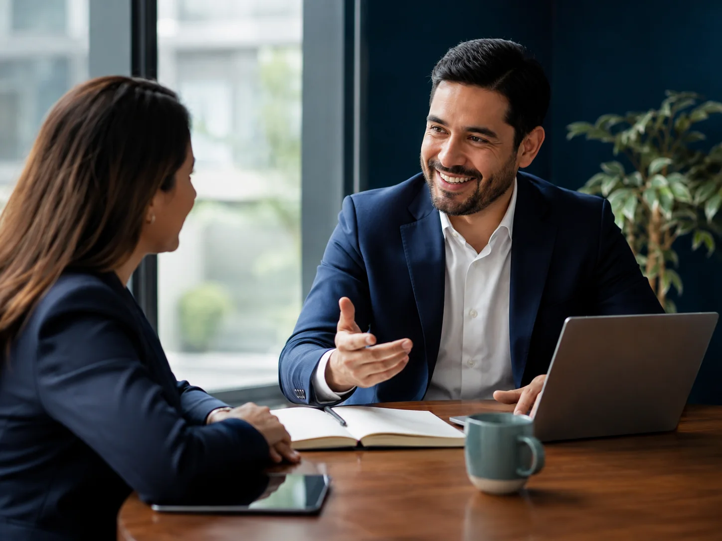 Consultor conversando con cliente en una reunión estratégica